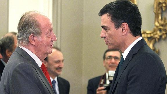 El rey Juan Carlos saluda al secretario general del PSOE, Pedro Sánchez. 