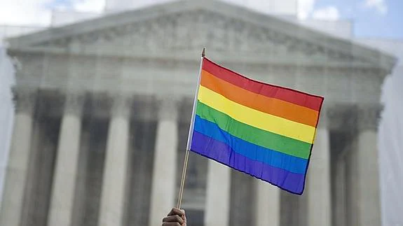 Una bandera que simboliza el orgullo homosexual, frente al Tribunal Supremo