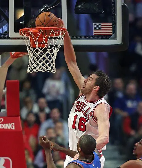 Pau Gasol anota por encima de Serge Ibaka. 