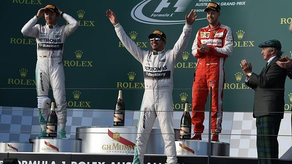 Hamilton (c), junto a Rosberg y Vettel, en el podio. 