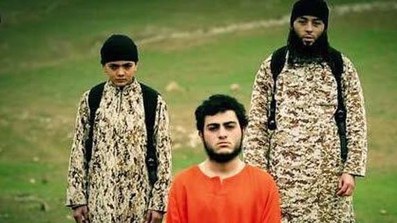 Vídeo difundido por el Estado Islámico de la ejecución de un presunto espía del Mosad en el que se ve a un niño. 