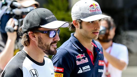 Sainz Jr. (d) camina junto a Fernando Alonso. 