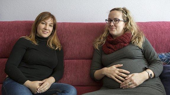 Macarena (izda.), que trabaja como doula, junto a una futura madre.