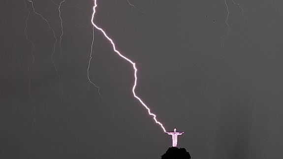 Vista de un rayo que cae en las manos de la estatua del Cristo Redentor, en la ciudad de Río de Janeiro.