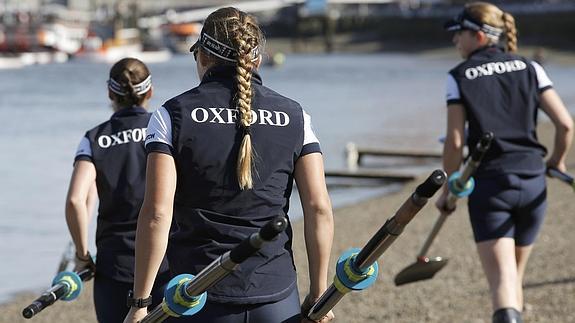 Miembros del equipo de Oxford se preparan para la competición. 