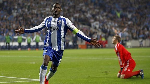 Jackson Martínez celebra un gol. 