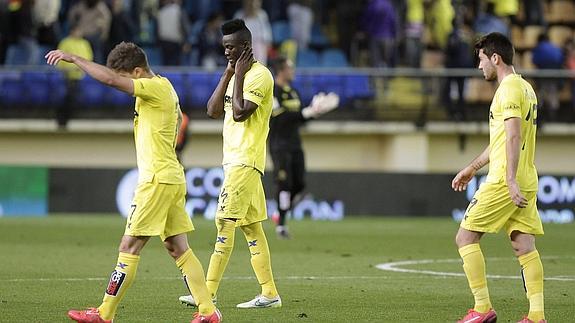 Los jugadores del Villarreal se retiran cabizbajos.  