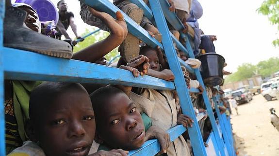 Niños nigerianos evacuados en un camión. 