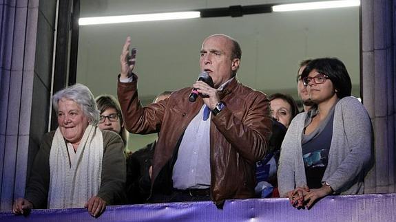 Daniel Martínez, la esposa del expresidente de Uruguay, Lucía Topolansky (i) y la candidata Virginia Cardozo (d), celebran el triunfo del socialista. 