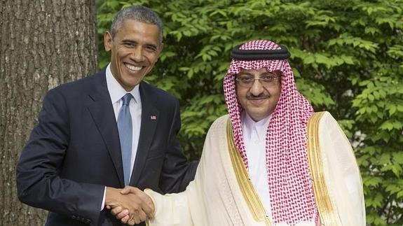 Obama saluda al viceprimer ministro de Arabia Saudí, el príncipe heredero Mohammed bin Nayef bin Abdulaziz Al Saud.