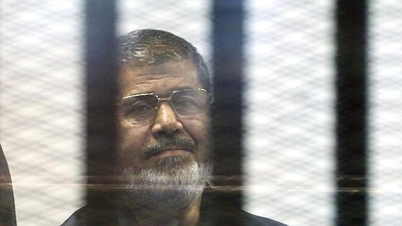 Mohamed Mursi asiste a su juicio en el Cairo. 