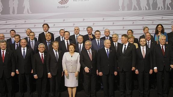Foto de familia de la cumbre UE Asociación Oriental celebrada en Riga (Letonia).
