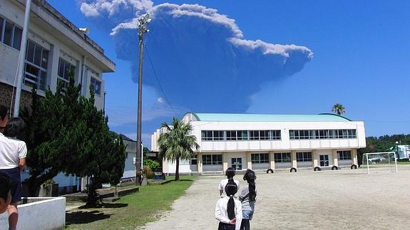 Vista de una columna de cenizas del volcán Shindake.