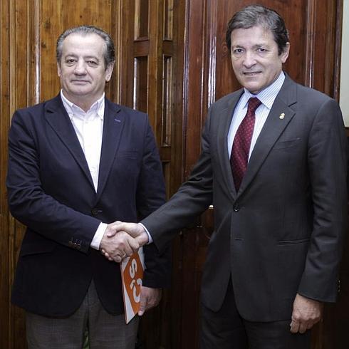 Javier Fernández (d) y el líder regional de Ciudadanos, Nicanor García.