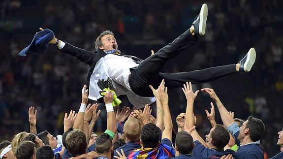 Luis Enrique, manteado por su jugadores. 