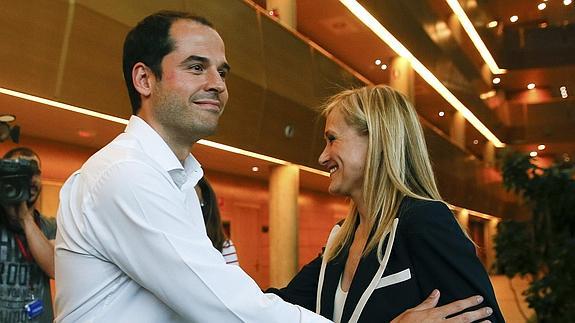 La candidata del PP a la Presidencia de la Comunidad de Madrid, Cristina Cifuentes, junto al candidato de Ciudadanos, Ignacio Aguado.