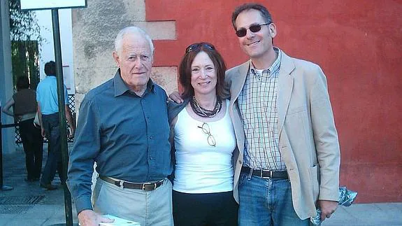 James Salter, junto a su esposa y su traductor al español Eduardo Jordá.