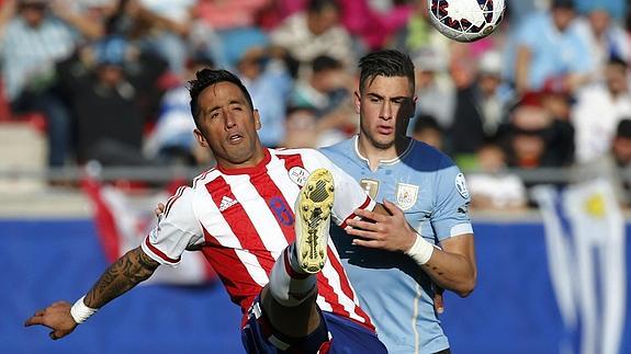 Barrios y Giménez, los goleadores del partido, disputan un balón.
