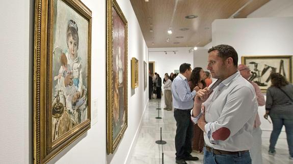 Un visitante observa una de las colecciones del Prado.