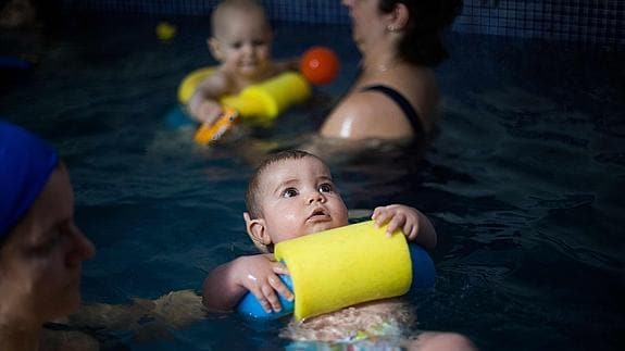 El contacto con el agua ayuda a los bebés a que controlen su respiración,entre otros beneficios. 