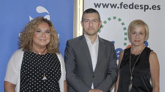 Mª Jesús Alsar, directora médica de Sanofi, Andoni Lorenzo, presidente de FEDE y Gemma Peralta, psicóloga clínica de la Fundación Rossend Carrasco i Formiguera.