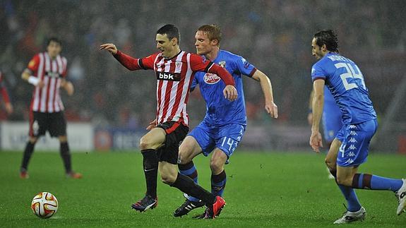 Aduriz, contra el Torino en la pasada Europa League. 