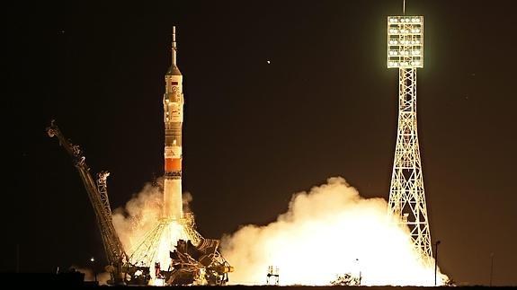 Despegue del cohete Soyuz TMA-17M desde Kazajistán.