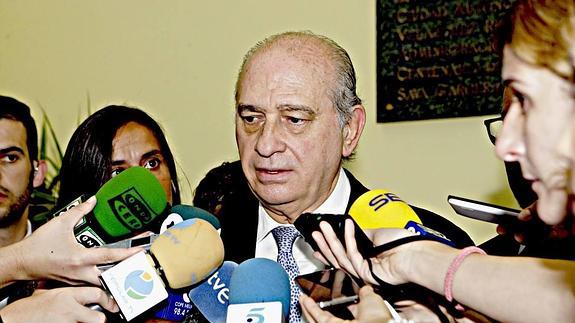 El ministro de Interior, Jorge Fernández Díaz, en declaraciones ante la prensa.