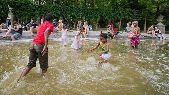 Unos niños se refrescan en una fuente de Bélgica durante la ola de calor.