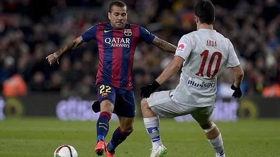 Alves disputa un balón con Arda Turan la temporada pasada. 