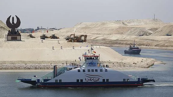 Un barco cruza la nueva sección del Canal de Suez.