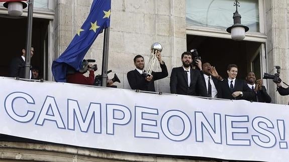 Reyes y Mirotic, con la Copa de 2014. 