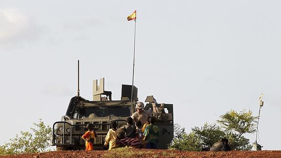 Un soldado español de la misión europea EUTM-Malí conversa con varios niños.