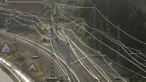 Tendido eléctrico de la catenaria del ferrocarril en Gijón.