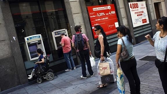 El Banco de España «actuará» para evitar la doble comisión en los cajeros