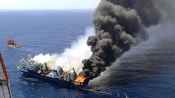 Vista del barco pesquero ruso Oleg Naydenov, ardiendo frente a la costa de Gran Canaria.