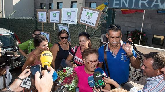Josefa Hernández, junto a familiares, a su salida del centro penitenciario de Tahíche.
