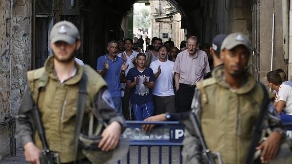 Policías israelíes patrullan durante la visita de un grupo de judíos a la mezquita de Al Aqsa. 
