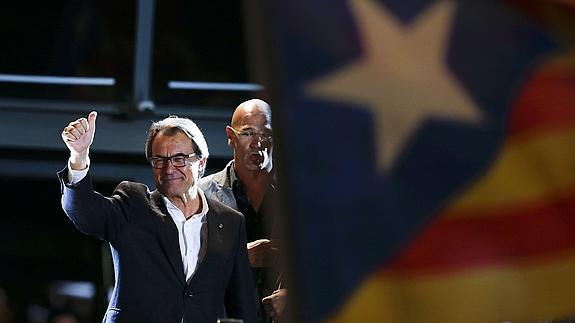 Artur Mas y Raul Romeva celebran los resultados.