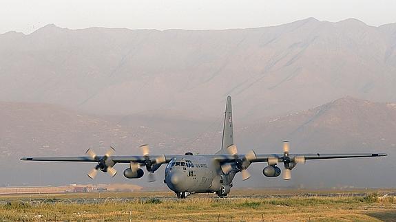 Un avión C-130, como el derribado, aterriza en Kabul. 