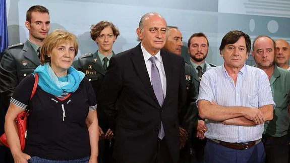 Jorge Fernández Díaz, junto a los padres de Eva. 