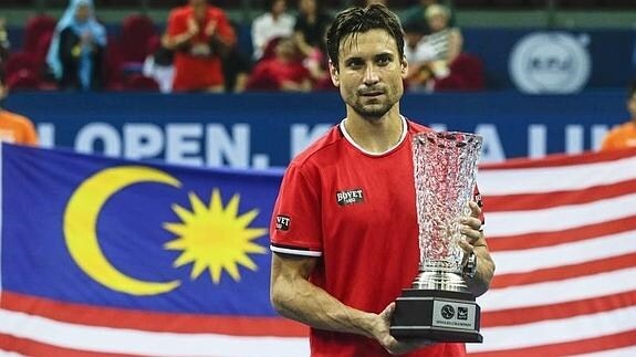 David Ferrer posa con el trofeo de campeón. 