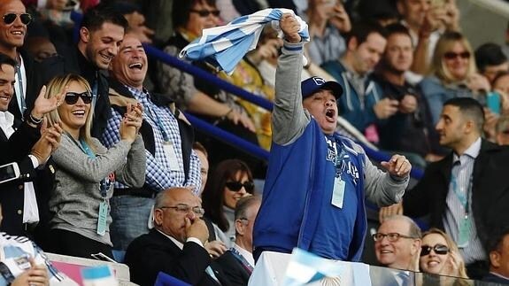 Maradona vibra con la selección argentina de rugby. 