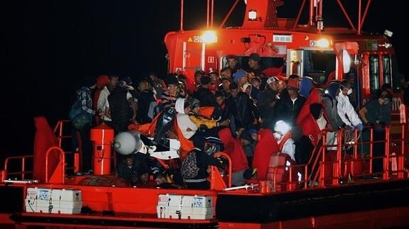 Inmigrantes llegando al puerto de Almería.