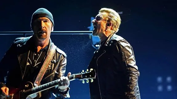 Paul David Hewson, 'Bono' (d), y Dave Howell Evans, 'The Edge', durante el concierto en Barcelona. 