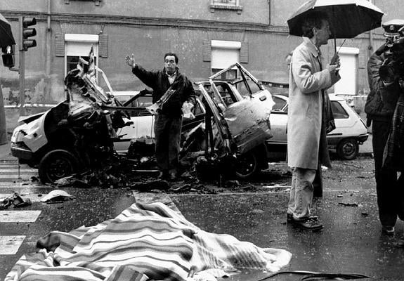 El comandante Luciano Cortizo yace muerto junto a su coche destrozado. 