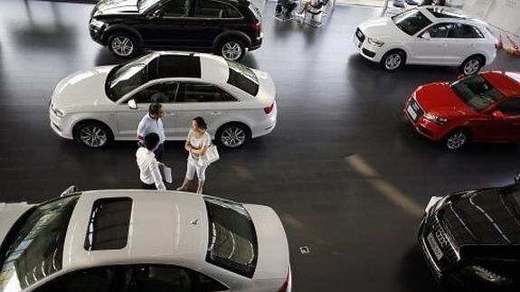 Varios clientes en un concesionario de vehículos Audi en Shanghai (China).