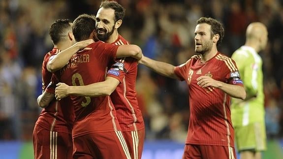 Los futbolistas españoles celebran un gol. 