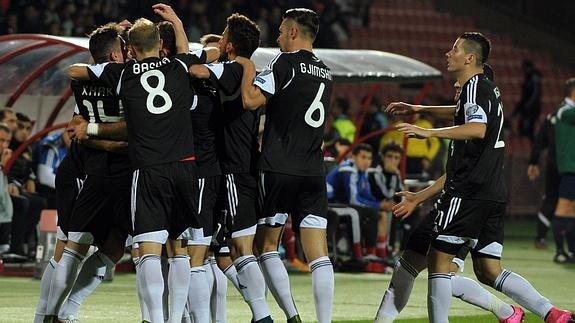 Los futbolistas albaneses celebran un gol en Armenia. 