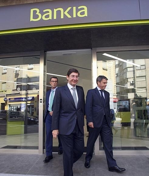 Goirigolzarri, saliendo de una oficina de Bankia. 